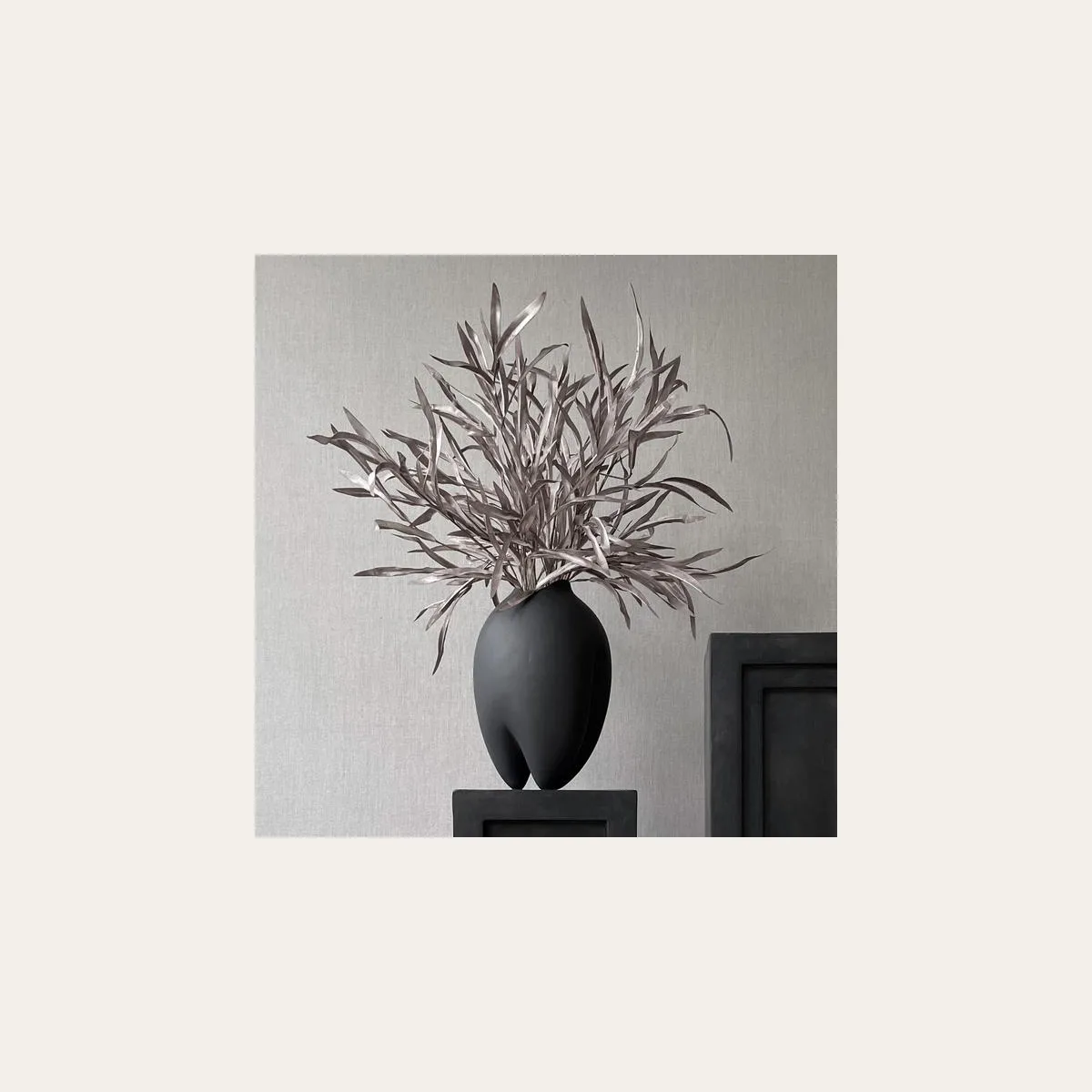 Ваза 101 Copenhagen Sumo Vase, Slim черная в интерьере