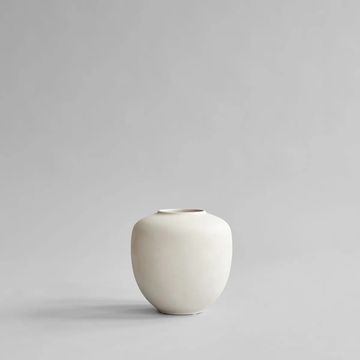 Sunao Vase, Medio