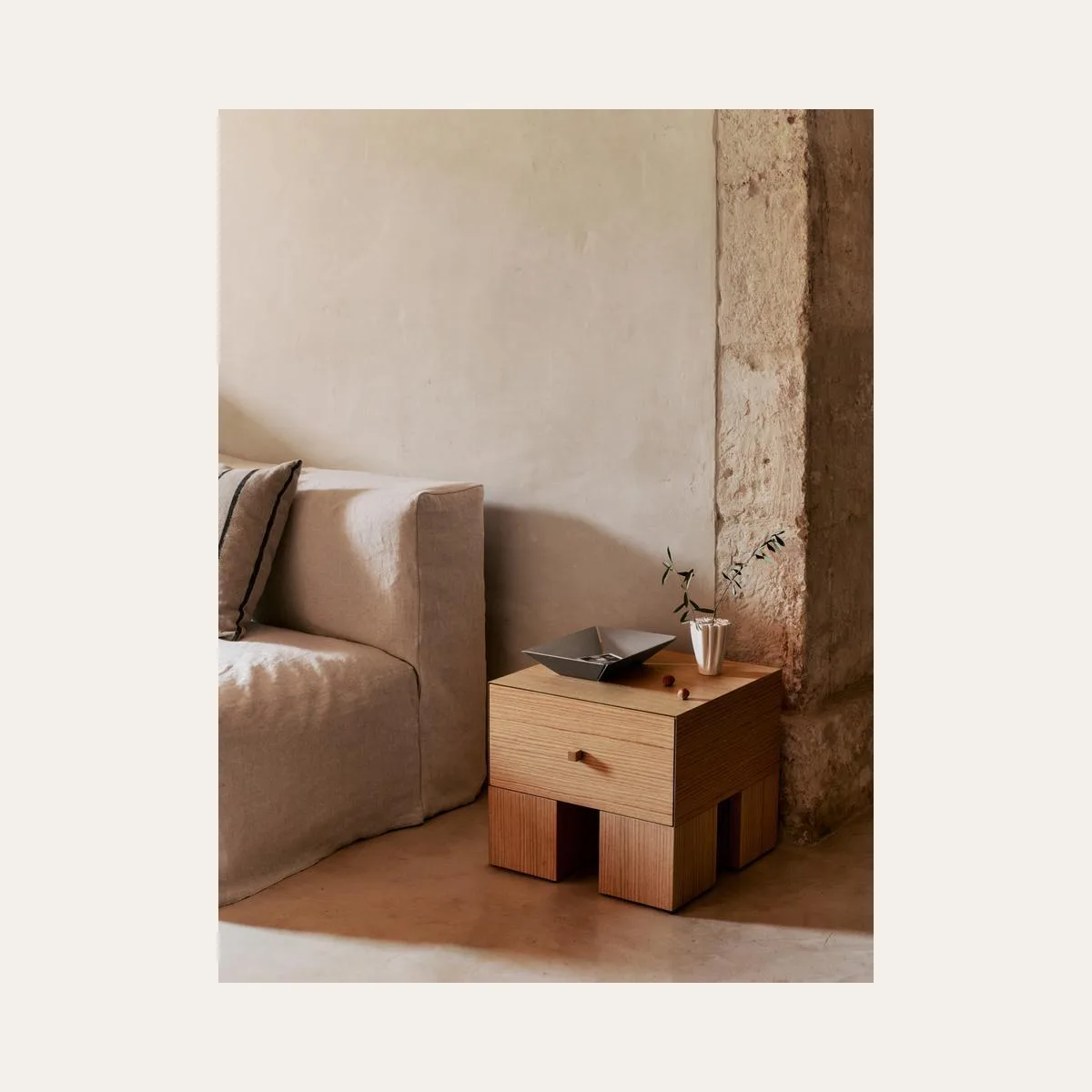 Kuben Bedside Table