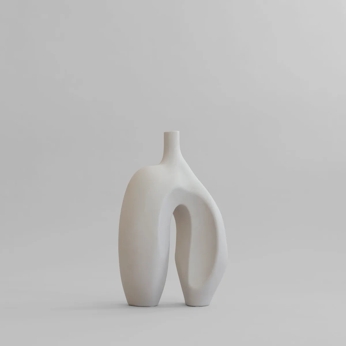 Ni Vase, Medio