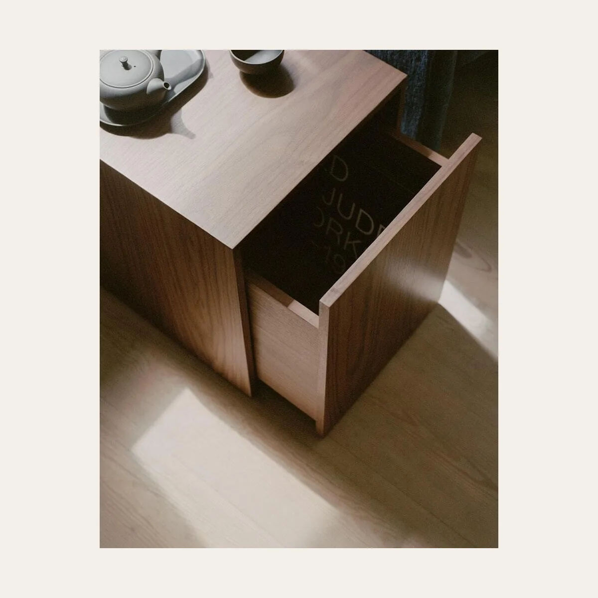 Mass Side Table w. Drawer