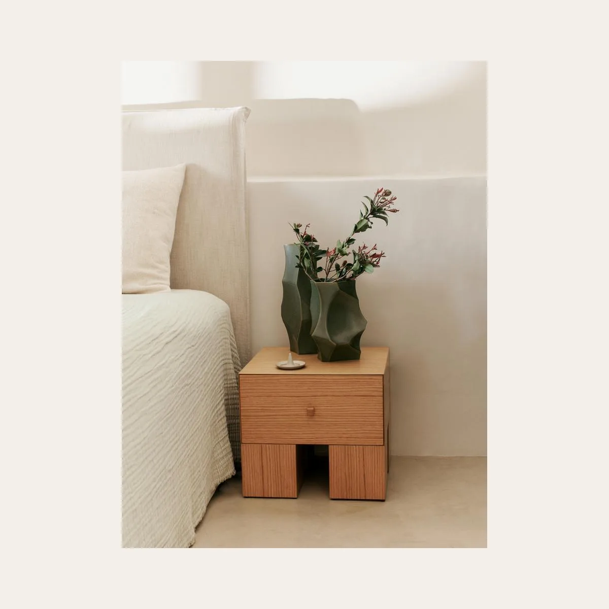 Kuben Bedside Table